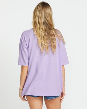 Goes Around Here Tee – Peaceful Lilac