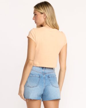 Vacay Awaits Tee – Sunstone