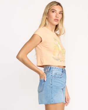 Vacay Awaits Tee – Sunstone
